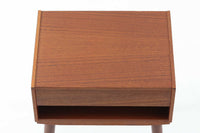 デンマークで製造されたヴィンテージのサイドチェスト。温もりのあるチーク材を用いた本体に、先細りの丸脚を組み合わせた軽やかな佇まいが魅力です。引き出し1杯に加え、下部にはオープンスペースを備えており、リモコンや文庫本などをすぐに取り出せる実用的な構造。天板や側面にはすっきりとした面取りが施され、シンプルなデザインの中に丁寧な仕事が感じられます。北欧らしいあたたかみと実用性を兼ね備えた一台。ベッドサイドはもちろん、リビングや玄関先など、暮らしのさまざまな場面で活躍します。