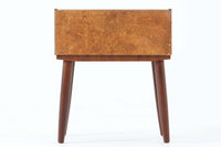 デンマークで製造されたヴィンテージのサイドチェスト。温もりのあるチーク材を用いた本体に、先細りの丸脚を組み合わせた軽やかな佇まいが魅力です。引き出し1杯に加え、下部にはオープンスペースを備えており、リモコンや文庫本などをすぐに取り出せる実用的な構造。天板や側面にはすっきりとした面取りが施され、シンプルなデザインの中に丁寧な仕事が感じられます。北欧らしいあたたかみと実用性を兼ね備えた一台。ベッドサイドはもちろん、リビングや玄関先など、暮らしのさまざまな場面で活躍します。