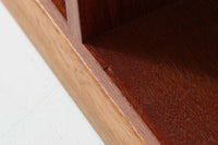 デンマークを代表するデザイナー、Borge mogensenがFDB社のために手がけたブックシェルフ。本体には上品な木目が魅力のチーク材を、土台部分には明るい色味のオーク材を採用しており、異なる材種の美しいコントラストが際立ちます。全体は無駄のないシンプルな構成ながら、細部にわたって丁寧な造り込みが施され、モーエンセンらしい機能性と静かな美しさが感じられる一台です。棚板は可動式で、本やオブジェの高さに合わせて自在にレイアウトが可能。収納力に優れつつも圧迫感のない佇まいで、リビングや書斎、寝室など幅広い空間に馴染みます。