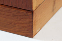 デンマークを代表するデザイナー、Borge mogensenがFDB社のために手がけたブックシェルフ。本体には上品な木目が魅力のチーク材を、土台部分には明るい色味のオーク材を採用しており、異なる材種の美しいコントラストが際立ちます。全体は無駄のないシンプルな構成ながら、細部にわたって丁寧な造り込みが施され、モーエンセンらしい機能性と静かな美しさが感じられる一台です。棚板は可動式で、本やオブジェの高さに合わせて自在にレイアウトが可能。収納力に優れつつも圧迫感のない佇まいで、リビングや書斎、寝室など幅広い空間に馴染みます。