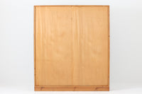 デンマークを代表するデザイナー、Borge mogensenがFDB社のために手がけたブックシェルフ。本体には上品な木目が魅力のチーク材を、土台部分には明るい色味のオーク材を採用しており、異なる材種の美しいコントラストが際立ちます。全体は無駄のないシンプルな構成ながら、細部にわたって丁寧な造り込みが施され、モーエンセンらしい機能性と静かな美しさが感じられる一台です。棚板は可動式で、本やオブジェの高さに合わせて自在にレイアウトが可能。収納力に優れつつも圧迫感のない佇まいで、リビングや書斎、寝室など幅広い空間に馴染みます。