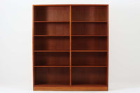 デンマークを代表するデザイナー、Borge mogensenがFDB社のために手がけたブックシェルフ。本体には上品な木目が魅力のチーク材を、土台部分には明るい色味のオーク材を採用しており、異なる材種の美しいコントラストが際立ちます。全体は無駄のないシンプルな構成ながら、細部にわたって丁寧な造り込みが施され、モーエンセンらしい機能性と静かな美しさが感じられる一台です。棚板は可動式で、本やオブジェの高さに合わせて自在にレイアウトが可能。収納力に優れつつも圧迫感のない佇まいで、リビングや書斎、寝室など幅広い空間に馴染みます。