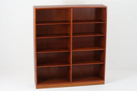 デンマークを代表するデザイナー、Borge mogensenがFDB社のために手がけたブックシェルフ。本体には上品な木目が魅力のチーク材を、土台部分には明るい色味のオーク材を採用しており、異なる材種の美しいコントラストが際立ちます。全体は無駄のないシンプルな構成ながら、細部にわたって丁寧な造り込みが施され、モーエンセンらしい機能性と静かな美しさが感じられる一台です。棚板は可動式で、本やオブジェの高さに合わせて自在にレイアウトが可能。収納力に優れつつも圧迫感のない佇まいで、リビングや書斎、寝室など幅広い空間に馴染みます。