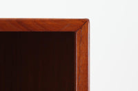 デンマークを代表するデザイナー、Borge mogensenがFDB社のために手がけたブックシェルフ。本体には上品な木目が魅力のチーク材を、土台部分には明るい色味のオーク材を採用しており、異なる材種の美しいコントラストが際立ちます。全体は無駄のないシンプルな構成ながら、細部にわたって丁寧な造り込みが施され、モーエンセンらしい機能性と静かな美しさが感じられる一台です。棚板は可動式で、本やオブジェの高さに合わせて自在にレイアウトが可能。収納力に優れつつも圧迫感のない佇まいで、リビングや書斎、寝室など幅広い空間に馴染みます。