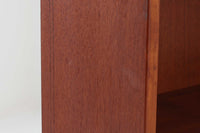 デンマークを代表するデザイナー、Borge mogensenがFDB社のために手がけたブックシェルフ。本体には上品な木目が魅力のチーク材を、土台部分には明るい色味のオーク材を採用しており、異なる材種の美しいコントラストが際立ちます。全体は無駄のないシンプルな構成ながら、細部にわたって丁寧な造り込みが施され、モーエンセンらしい機能性と静かな美しさが感じられる一台です。棚板は可動式で、本やオブジェの高さに合わせて自在にレイアウトが可能。収納力に優れつつも圧迫感のない佇まいで、リビングや書斎、寝室など幅広い空間に馴染みます。