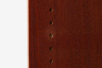 デンマークを代表するデザイナー、Borge mogensenがFDB社のために手がけたブックシェルフ。本体には上品な木目が魅力のチーク材を、土台部分には明るい色味のオーク材を採用しており、異なる材種の美しいコントラストが際立ちます。全体は無駄のないシンプルな構成ながら、細部にわたって丁寧な造り込みが施され、モーエンセンらしい機能性と静かな美しさが感じられる一台です。棚板は可動式で、本やオブジェの高さに合わせて自在にレイアウトが可能。収納力に優れつつも圧迫感のない佇まいで、リビングや書斎、寝室など幅広い空間に馴染みます。