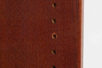 デンマークを代表するデザイナー、Borge mogensenがFDB社のために手がけたブックシェルフ。本体には上品な木目が魅力のチーク材を、土台部分には明るい色味のオーク材を採用しており、異なる材種の美しいコントラストが際立ちます。全体は無駄のないシンプルな構成ながら、細部にわたって丁寧な造り込みが施され、モーエンセンらしい機能性と静かな美しさが感じられる一台です。棚板は可動式で、本やオブジェの高さに合わせて自在にレイアウトが可能。収納力に優れつつも圧迫感のない佇まいで、リビングや書斎、寝室など幅広い空間に馴染みます。