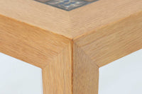 デンマークの家具デザイナー、Severin Hansen Jr.によってデザインされたビンテージのサイドテーブルです。製造はデンマークの名門家具メーカー「Haslev(ハスレヴ)」社。天板にはRoyal Copenhagen(ロイヤルコペンハーゲン)のアートタイルが贅沢にあしらわれています。タイルはNils Thorsson(ニルス・トーソン)が手掛けた人気の「BACA(バッカ)」シリーズ。象徴的なブルーとブラウンの色使いと、有機的かつ幾何学的なモチーフが印象的で、アートピースとしての存在感を放ちます。テーブル本体はオーク材を使用しており、Severin Hansen Jr.の特徴でもあるシャープなカットが施されたコーナーと、すっきりとしたテーパードレッグが、シンプルながら洗練された美しさを醸し出しています。ヴィンテージならではの深い味わいと、アート性・機能性を兼ね備えた一台。リビングやベッドサイドに、さりげなく上質な北欧デザインを取り入れてみてはいかがでしょうか。