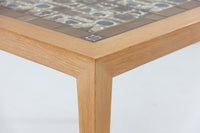 デンマークの家具デザイナー、Severin Hansen Jr.によってデザインされたビンテージのサイドテーブルです。製造はデンマークの名門家具メーカー「Haslev(ハスレヴ)」社。天板にはRoyal Copenhagen(ロイヤルコペンハーゲン)のアートタイルが贅沢にあしらわれています。タイルはNils Thorsson(ニルス・トーソン)が手掛けた人気の「BACA(バッカ)」シリーズ。象徴的なブルーとブラウンの色使いと、有機的かつ幾何学的なモチーフが印象的で、アートピースとしての存在感を放ちます。テーブル本体はオーク材を使用しており、Severin Hansen Jr.の特徴でもあるシャープなカットが施されたコーナーと、すっきりとしたテーパードレッグが、シンプルながら洗練された美しさを醸し出しています。ヴィンテージならではの深い味わいと、アート性・機能性を兼ね備えた一台。リビングやベッドサイドに、さりげなく上質な北欧デザインを取り入れてみてはいかがでしょうか。