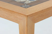 デンマークの家具デザイナー、Severin Hansen Jr.によってデザインされたビンテージのサイドテーブルです。製造はデンマークの名門家具メーカー「Haslev(ハスレヴ)」社。天板にはRoyal Copenhagen(ロイヤルコペンハーゲン)のアートタイルが贅沢にあしらわれています。タイルはNils Thorsson(ニルス・トーソン)が手掛けた人気の「BACA(バッカ)」シリーズ。象徴的なブルーとブラウンの色使いと、有機的かつ幾何学的なモチーフが印象的で、アートピースとしての存在感を放ちます。テーブル本体はオーク材を使用しており、Severin Hansen Jr.の特徴でもあるシャープなカットが施されたコーナーと、すっきりとしたテーパードレッグが、シンプルながら洗練された美しさを醸し出しています。ヴィンテージならではの深い味わいと、アート性・機能性を兼ね備えた一台。リビングやベッドサイドに、さりげなく上質な北欧デザインを取り入れてみてはいかがでしょうか。