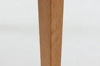 デンマークの家具デザイナー、Severin Hansen Jr.によってデザインされたビンテージのサイドテーブルです。製造はデンマークの名門家具メーカー「Haslev(ハスレヴ)」社。天板にはRoyal Copenhagen(ロイヤルコペンハーゲン)のアートタイルが贅沢にあしらわれています。タイルはNils Thorsson(ニルス・トーソン)が手掛けた人気の「BACA(バッカ)」シリーズ。象徴的なブルーとブラウンの色使いと、有機的かつ幾何学的なモチーフが印象的で、アートピースとしての存在感を放ちます。テーブル本体はオーク材を使用しており、Severin Hansen Jr.の特徴でもあるシャープなカットが施されたコーナーと、すっきりとしたテーパードレッグが、シンプルながら洗練された美しさを醸し出しています。ヴィンテージならではの深い味わいと、アート性・機能性を兼ね備えた一台。リビングやベッドサイドに、さりげなく上質な北欧デザインを取り入れてみてはいかがでしょうか。