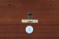 デンマークの家具デザイナー、Severin Hansen Jr.によってデザインされたビンテージのサイドテーブルです。製造はデンマークの名門家具メーカー「Haslev(ハスレヴ)」社。天板にはRoyal Copenhagen(ロイヤルコペンハーゲン)のアートタイルが贅沢にあしらわれています。タイルはNils Thorsson(ニルス・トーソン)が手掛けた人気の「BACA(バッカ)」シリーズ。象徴的なブルーとブラウンの色使いと、有機的かつ幾何学的なモチーフが印象的で、アートピースとしての存在感を放ちます。テーブル本体はオーク材を使用しており、Severin Hansen Jr.の特徴でもあるシャープなカットが施されたコーナーと、すっきりとしたテーパードレッグが、シンプルながら洗練された美しさを醸し出しています。ヴィンテージならではの深い味わいと、アート性・機能性を兼ね備えた一台。リビングやベッドサイドに、さりげなく上質な北欧デザインを取り入れてみてはいかがでしょうか。