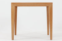 デンマークの家具デザイナー、Severin Hansen Jr.によってデザインされたビンテージのサイドテーブルです。製造はデンマークの名門家具メーカー「Haslev(ハスレヴ)」社。天板にはRoyal Copenhagen(ロイヤルコペンハーゲン)のアートタイルが贅沢にあしらわれています。タイルはNils Thorsson(ニルス・トーソン)が手掛けた人気の「BACA(バッカ)」シリーズ。象徴的なブルーとブラウンの色使いと、有機的かつ幾何学的なモチーフが印象的で、アートピースとしての存在感を放ちます。テーブル本体はオーク材を使用しており、Severin Hansen Jr.の特徴でもあるシャープなカットが施されたコーナーと、すっきりとしたテーパードレッグが、シンプルながら洗練された美しさを醸し出しています。ヴィンテージならではの深い味わいと、アート性・機能性を兼ね備えた一台。リビングやベッドサイドに、さりげなく上質な北欧デザインを取り入れてみてはいかがでしょうか。