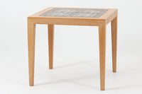 デンマークの家具デザイナー、Severin Hansen Jr.によってデザインされたビンテージのサイドテーブルです。製造はデンマークの名門家具メーカー「Haslev(ハスレヴ)」社。天板にはRoyal Copenhagen(ロイヤルコペンハーゲン)のアートタイルが贅沢にあしらわれています。タイルはNils Thorsson(ニルス・トーソン)が手掛けた人気の「BACA(バッカ)」シリーズ。象徴的なブルーとブラウンの色使いと、有機的かつ幾何学的なモチーフが印象的で、アートピースとしての存在感を放ちます。テーブル本体はオーク材を使用しており、Severin Hansen Jr.の特徴でもあるシャープなカットが施されたコーナーと、すっきりとしたテーパードレッグが、シンプルながら洗練された美しさを醸し出しています。ヴィンテージならではの深い味わいと、アート性・機能性を兼ね備えた一台。リビングやベッドサイドに、さりげなく上質な北欧デザインを取り入れてみてはいかがでしょうか。