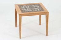 デンマークの家具デザイナー、Severin Hansen Jr.によってデザインされたビンテージのサイドテーブルです。製造はデンマークの名門家具メーカー「Haslev(ハスレヴ)」社。天板にはRoyal Copenhagen(ロイヤルコペンハーゲン)のアートタイルが贅沢にあしらわれています。タイルはNils Thorsson(ニルス・トーソン)が手掛けた人気の「BACA(バッカ)」シリーズ。象徴的なブルーとブラウンの色使いと、有機的かつ幾何学的なモチーフが印象的で、アートピースとしての存在感を放ちます。テーブル本体はオーク材を使用しており、Severin Hansen Jr.の特徴でもあるシャープなカットが施されたコーナーと、すっきりとしたテーパードレッグが、シンプルながら洗練された美しさを醸し出しています。ヴィンテージならではの深い味わいと、アート性・機能性を兼ね備えた一台。リビングやベッドサイドに、さりげなく上質な北欧デザインを取り入れてみてはいかがでしょうか。