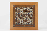 デンマークの家具デザイナー、Severin Hansen Jr.によってデザインされたビンテージのサイドテーブルです。製造はデンマークの名門家具メーカー「Haslev(ハスレヴ)」社。天板にはRoyal Copenhagen(ロイヤルコペンハーゲン)のアートタイルが贅沢にあしらわれています。タイルはNils Thorsson(ニルス・トーソン)が手掛けた人気の「BACA(バッカ)」シリーズ。象徴的なブルーとブラウンの色使いと、有機的かつ幾何学的なモチーフが印象的で、アートピースとしての存在感を放ちます。テーブル本体はオーク材を使用しており、Severin Hansen Jr.の特徴でもあるシャープなカットが施されたコーナーと、すっきりとしたテーパードレッグが、シンプルながら洗練された美しさを醸し出しています。ヴィンテージならではの深い味わいと、アート性・機能性を兼ね備えた一台。リビングやベッドサイドに、さりげなく上質な北欧デザインを取り入れてみてはいかがでしょうか。