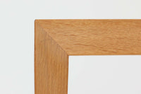 デンマークの家具デザイナー、Severin Hansen Jr.によってデザインされたビンテージのサイドテーブルです。製造はデンマークの名門家具メーカー「Haslev(ハスレヴ)」社。天板にはRoyal Copenhagen(ロイヤルコペンハーゲン)のアートタイルが贅沢にあしらわれています。タイルはNils Thorsson(ニルス・トーソン)が手掛けた人気の「BACA(バッカ)」シリーズ。象徴的なブルーとブラウンの色使いと、有機的かつ幾何学的なモチーフが印象的で、アートピースとしての存在感を放ちます。テーブル本体はオーク材を使用しており、Severin Hansen Jr.の特徴でもあるシャープなカットが施されたコーナーと、すっきりとしたテーパードレッグが、シンプルながら洗練された美しさを醸し出しています。ヴィンテージならではの深い味わいと、アート性・機能性を兼ね備えた一台。リビングやベッドサイドに、さりげなく上質な北欧デザインを取り入れてみてはいかがでしょうか。