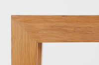 デンマークの家具デザイナー、Severin Hansen Jr.によってデザインされたビンテージのサイドテーブルです。製造はデンマークの名門家具メーカー「Haslev(ハスレヴ)」社。天板にはRoyal Copenhagen(ロイヤルコペンハーゲン)のアートタイルが贅沢にあしらわれています。タイルはNils Thorsson(ニルス・トーソン)が手掛けた人気の「BACA(バッカ)」シリーズ。象徴的なブルーとブラウンの色使いと、有機的かつ幾何学的なモチーフが印象的で、アートピースとしての存在感を放ちます。テーブル本体はオーク材を使用しており、Severin Hansen Jr.の特徴でもあるシャープなカットが施されたコーナーと、すっきりとしたテーパードレッグが、シンプルながら洗練された美しさを醸し出しています。ヴィンテージならではの深い味わいと、アート性・機能性を兼ね備えた一台。リビングやベッドサイドに、さりげなく上質な北欧デザインを取り入れてみてはいかがでしょうか。