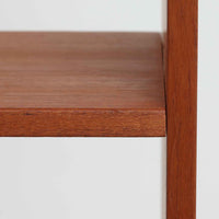 スウェーデンのBreox Mobler社製によるチーク材オープンシェルフで、幅85cmと使いやすいサイズ感の北欧ビンテージ家具です。上部は3段のオープン棚で書籍やオブジェを美しく飾ることができ、下部には鍵付き扉の収納スペースを備えており、実用性とデザイン性を兼ね備えています。直線的で軽やかなフレーム構造が北欧らしいシンプルな美を感じさせ、経年によるチーク材の深みある色合いがさらに存在感を高めています。リビングや書斎の収納兼ディスプレイとして最適な一台です。