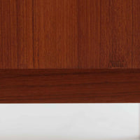 スウェーデンのBreox Mobler社製によるチーク材オープンシェルフで、幅85cmと使いやすいサイズ感の北欧ビンテージ家具です。上部は3段のオープン棚で書籍やオブジェを美しく飾ることができ、下部には鍵付き扉の収納スペースを備えており、実用性とデザイン性を兼ね備えています。直線的で軽やかなフレーム構造が北欧らしいシンプルな美を感じさせ、経年によるチーク材の深みある色合いがさらに存在感を高めています。リビングや書斎の収納兼ディスプレイとして最適な一台です。