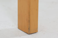Artek社による、Alvar Aaltoデザインの幅120cmのダイニングテーブル。1970~1980年代に製造されたと考えられるヴィンテージ品です。Aaltoらしい流れるような曲線と、機能美を兼ね備えたデザインが特徴的。天板にはリノリウムが施されており、落ち着いたマットな質感と耐久性を備えています。温かみのあるバーチ材のフレームと、鮮やかなレッドの天板が美しいコントラストを生み出し、空間に独特の存在感を与えます。シンプルでありながら洗練された佇まいは、北欧デザインの魅力を存分に感じさせる一台です。