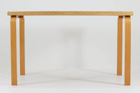 Artek社による、Alvar Aaltoデザインの幅120cmのダイニングテーブル。1970~1980年代に製造されたと考えられるヴィンテージ品です。Aaltoらしい流れるような曲線と、機能美を兼ね備えたデザインが特徴的。天板にはリノリウムが施されており、落ち着いたマットな質感と耐久性を備えています。温かみのあるバーチ材のフレームと、鮮やかなレッドの天板が美しいコントラストを生み出し、空間に独特の存在感を与えます。シンプルでありながら洗練された佇まいは、北欧デザインの魅力を存分に感じさせる一台です。