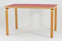 Artek社による、Alvar Aaltoデザインの幅120cmのダイニングテーブル。1970~1980年代に製造されたと考えられるヴィンテージ品です。Aaltoらしい流れるような曲線と、機能美を兼ね備えたデザインが特徴的。天板にはリノリウムが施されており、落ち着いたマットな質感と耐久性を備えています。温かみのあるバーチ材のフレームと、鮮やかなレッドの天板が美しいコントラストを生み出し、空間に独特の存在感を与えます。シンプルでありながら洗練された佇まいは、北欧デザインの魅力を存分に感じさせる一台です。