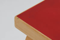 Artek社による、Alvar Aaltoデザインの幅120cmのダイニングテーブル。1970~1980年代に製造されたと考えられるヴィンテージ品です。Aaltoらしい流れるような曲線と、機能美を兼ね備えたデザインが特徴的。天板にはリノリウムが施されており、落ち着いたマットな質感と耐久性を備えています。温かみのあるバーチ材のフレームと、鮮やかなレッドの天板が美しいコントラストを生み出し、空間に独特の存在感を与えます。シンプルでありながら洗練された佇まいは、北欧デザインの魅力を存分に感じさせる一台です。