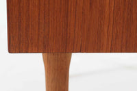 デンマークのデザイナー、Kai Kristiansen(カイ・クリスチャンセン)によってデザインされた、Fm furniture社製のビンテージキャビネットです。素材には上質なチーク材が用いられており、深みのある美しい木目とあたたかみのある色合いが魅力です。フロントには、機能性とデザイン性を兼ね備えた蛇腹扉が採用されており、開閉の動作そのものが楽しめる一台です。内部にはフェルトが敷かれた引き出し2段と収納スペースがあり、カトラリーや書類、小物の整理にも最適です。高さのある丸脚は、北欧家具らしい軽やかな印象を与えながらも、根元にかけてややふくらみを持たせた独特のフォルムとなっており、全体のデザイン性を高めています。コンパクトなサイズ感は空間を圧迫せず、リビングや玄関、書斎など様々なシーンに馴染みます。北欧デザインの美しさと実用性を兼ね備えたキャビネットです。