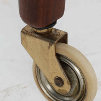 チーク材を使用したデンマーク製のソーイングテーブルです。丸みを帯びた脚部と有機的な取っ手のデザインが愛らしく、温かみのある木目が上品な印象を与えます。引き出し内には仕切りが設けられ、小物の整理にも便利。キャスター付きで移動もスムーズに行えます。ミシン台や裁縫用としてはもちろん、リビングでサイドテーブルや収納台としても活躍する汎用性の高い一台です。経年によるチークの深い色艶が、北欧ビンテージ家具ならではの趣を添えています。