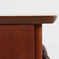 チーク材を使用したデンマーク製のソーイングテーブルです。丸みを帯びた脚部と有機的な取っ手のデザインが愛らしく、温かみのある木目が上品な印象を与えます。引き出し内には仕切りが設けられ、小物の整理にも便利。キャスター付きで移動もスムーズに行えます。ミシン台や裁縫用としてはもちろん、リビングでサイドテーブルや収納台としても活躍する汎用性の高い一台です。経年によるチークの深い色艶が、北欧ビンテージ家具ならではの趣を添えています。