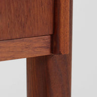 チーク材を使用したデンマーク製のソーイングテーブルです。丸みを帯びた脚部と有機的な取っ手のデザインが愛らしく、温かみのある木目が上品な印象を与えます。引き出し内には仕切りが設けられ、小物の整理にも便利。キャスター付きで移動もスムーズに行えます。ミシン台や裁縫用としてはもちろん、リビングでサイドテーブルや収納台としても活躍する汎用性の高い一台です。経年によるチークの深い色艶が、北欧ビンテージ家具ならではの趣を添えています。