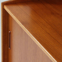 チーク材とオーク材を組み合わせたスウェーデン製のビンテージオープンシェルフは、上段に3段のオープン棚、下段に引き戸式の収納を備えた実用的な構成が特徴で、ディスプレイと収納を兼ね備えた一台として、リビングや書斎などさまざまな空間で活躍します。