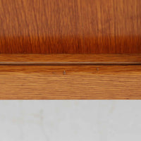 チーク材とオーク材を組み合わせたスウェーデン製のビンテージオープンシェルフは、上段に3段のオープン棚、下段に引き戸式の収納を備えた実用的な構成が特徴で、ディスプレイと収納を兼ね備えた一台として、リビングや書斎などさまざまな空間で活躍します。