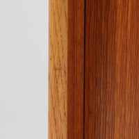 チーク材とオーク材を組み合わせたスウェーデン製のビンテージオープンシェルフは、上段に3段のオープン棚、下段に引き戸式の収納を備えた実用的な構成が特徴で、ディスプレイと収納を兼ね備えた一台として、リビングや書斎などさまざまな空間で活躍します。