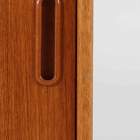 チーク材とオーク材を組み合わせたスウェーデン製のビンテージオープンシェルフは、上段に3段のオープン棚、下段に引き戸式の収納を備えた実用的な構成が特徴で、ディスプレイと収納を兼ね備えた一台として、リビングや書斎などさまざまな空間で活躍します。