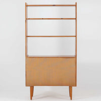 チーク材とオーク材を組み合わせたスウェーデン製のビンテージオープンシェルフは、上段に3段のオープン棚、下段に引き戸式の収納を備えた実用的な構成が特徴で、ディスプレイと収納を兼ね備えた一台として、リビングや書斎などさまざまな空間で活躍します。