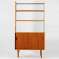 チーク材とオーク材を組み合わせたスウェーデン製のビンテージオープンシェルフは、上段に3段のオープン棚、下段に引き戸式の収納を備えた実用的な構成が特徴で、ディスプレイと収納を兼ね備えた一台として、リビングや書斎などさまざまな空間で活躍します。