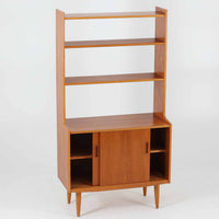 チーク材とオーク材を組み合わせたスウェーデン製のビンテージオープンシェルフは、上段に3段のオープン棚、下段に引き戸式の収納を備えた実用的な構成が特徴で、ディスプレイと収納を兼ね備えた一台として、リビングや書斎などさまざまな空間で活躍します。