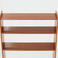 チーク材とオーク材を組み合わせたスウェーデン製のビンテージオープンシェルフは、上段に3段のオープン棚、下段に引き戸式の収納を備えた実用的な構成が特徴で、ディスプレイと収納を兼ね備えた一台として、リビングや書斎などさまざまな空間で活躍します。