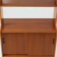 チーク材とオーク材を組み合わせたスウェーデン製のビンテージオープンシェルフは、上段に3段のオープン棚、下段に引き戸式の収納を備えた実用的な構成が特徴で、ディスプレイと収納を兼ね備えた一台として、リビングや書斎などさまざまな空間で活躍します。