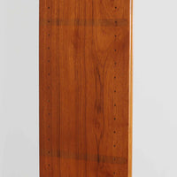 チーク材とオーク材を組み合わせたスウェーデン製のビンテージオープンシェルフは、上段に3段のオープン棚、下段に引き戸式の収納を備えた実用的な構成が特徴で、ディスプレイと収納を兼ね備えた一台として、リビングや書斎などさまざまな空間で活躍します。