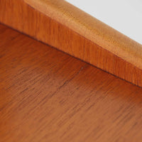 チーク材とオーク材を組み合わせたスウェーデン製のビンテージオープンシェルフは、上段に3段のオープン棚、下段に引き戸式の収納を備えた実用的な構成が特徴で、ディスプレイと収納を兼ね備えた一台として、リビングや書斎などさまざまな空間で活躍します。