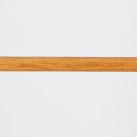 チーク材とオーク材を組み合わせたスウェーデン製のビンテージオープンシェルフは、上段に3段のオープン棚、下段に引き戸式の収納を備えた実用的な構成が特徴で、ディスプレイと収納を兼ね備えた一台として、リビングや書斎などさまざまな空間で活躍します。