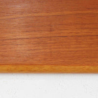 チーク材とオーク材を組み合わせたスウェーデン製のビンテージオープンシェルフは、上段に3段のオープン棚、下段に引き戸式の収納を備えた実用的な構成が特徴で、ディスプレイと収納を兼ね備えた一台として、リビングや書斎などさまざまな空間で活躍します。