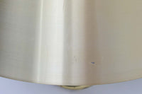 デンマークの照明ブランド、Fog & morup(フォグ&モーラップ)社によるペンダントライト「Hercules」。デザインは同社を代表するデザイナー、Jo Hammerborg(ヨー・ハーマボー)。直径41cmの存在感あるサイズに、上下を弧状に囲む真鍮製のアームが印象的な構造で、点灯時には下部のリングが光を受けて柔らかく浮かび上がります。外側はゴールドブラス、内側はホワイトで塗装されており、光の反射を美しく拡散させる仕様です。経年により一部にくすみや細かなキズが見られますが、全体としては美しい輝きを保っており、ビンテージならではの雰囲気を楽しめる一点です。E26口金のLED電球に対応し、現代の生活空間でも安心してご使用いただけます。北欧ミッドセンチュリーデザインの象徴的な一灯として、リビングやダイニングのアクセントにおすすめです。