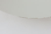 デンマークの照明ブランド、Fog & morup(フォグ&モーラップ)社によるペンダントライト「Hercules」。デザインは同社を代表するデザイナー、Jo Hammerborg(ヨー・ハーマボー)。直径41cmの存在感あるサイズに、上下を弧状に囲む真鍮製のアームが印象的な構造で、点灯時には下部のリングが光を受けて柔らかく浮かび上がります。外側はゴールドブラス、内側はホワイトで塗装されており、光の反射を美しく拡散させる仕様です。経年により一部にくすみや細かなキズが見られますが、全体としては美しい輝きを保っており、ビンテージならではの雰囲気を楽しめる一点です。E26口金のLED電球に対応し、現代の生活空間でも安心してご使用いただけます。北欧ミッドセンチュリーデザインの象徴的な一灯として、リビングやダイニングのアクセントにおすすめです。