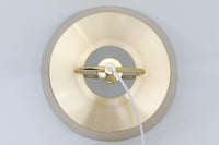 デンマークの照明ブランド、Fog & morup(フォグ&モーラップ)社によるペンダントライト「Hercules」。デザインは同社を代表するデザイナー、Jo Hammerborg(ヨー・ハーマボー)。直径41cmの存在感あるサイズに、上下を弧状に囲む真鍮製のアームが印象的な構造で、点灯時には下部のリングが光を受けて柔らかく浮かび上がります。外側はゴールドブラス、内側はホワイトで塗装されており、光の反射を美しく拡散させる仕様です。経年により一部にくすみや細かなキズが見られますが、全体としては美しい輝きを保っており、ビンテージならではの雰囲気を楽しめる一点です。E26口金のLED電球に対応し、現代の生活空間でも安心してご使用いただけます。北欧ミッドセンチュリーデザインの象徴的な一灯として、リビングやダイニングのアクセントにおすすめです。