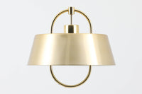 デンマークの照明ブランド、Fog & morup(フォグ&モーラップ)社によるペンダントライト「Hercules」。デザインは同社を代表するデザイナー、Jo Hammerborg(ヨー・ハーマボー)。直径41cmの存在感あるサイズに、上下を弧状に囲む真鍮製のアームが印象的な構造で、点灯時には下部のリングが光を受けて柔らかく浮かび上がります。外側はゴールドブラス、内側はホワイトで塗装されており、光の反射を美しく拡散させる仕様です。経年により一部にくすみや細かなキズが見られますが、全体としては美しい輝きを保っており、ビンテージならではの雰囲気を楽しめる一点です。E26口金のLED電球に対応し、現代の生活空間でも安心してご使用いただけます。北欧ミッドセンチュリーデザインの象徴的な一灯として、リビングやダイニングのアクセントにおすすめです。