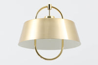 デンマークの照明ブランド、Fog & morup(フォグ&モーラップ)社によるペンダントライト「Hercules」。デザインは同社を代表するデザイナー、Jo Hammerborg(ヨー・ハーマボー)。直径41cmの存在感あるサイズに、上下を弧状に囲む真鍮製のアームが印象的な構造で、点灯時には下部のリングが光を受けて柔らかく浮かび上がります。外側はゴールドブラス、内側はホワイトで塗装されており、光の反射を美しく拡散させる仕様です。経年により一部にくすみや細かなキズが見られますが、全体としては美しい輝きを保っており、ビンテージならではの雰囲気を楽しめる一点です。E26口金のLED電球に対応し、現代の生活空間でも安心してご使用いただけます。北欧ミッドセンチュリーデザインの象徴的な一灯として、リビングやダイニングのアクセントにおすすめです。